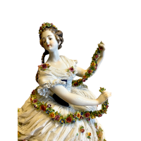 Figurka dziewczyna z girlandą, porcelana, Volkstedt, poł. XIX w.